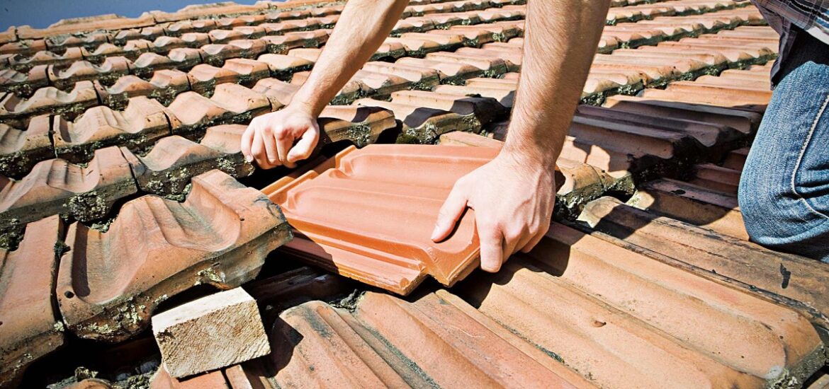 remplacer les tuiles endommagées sur votre toit