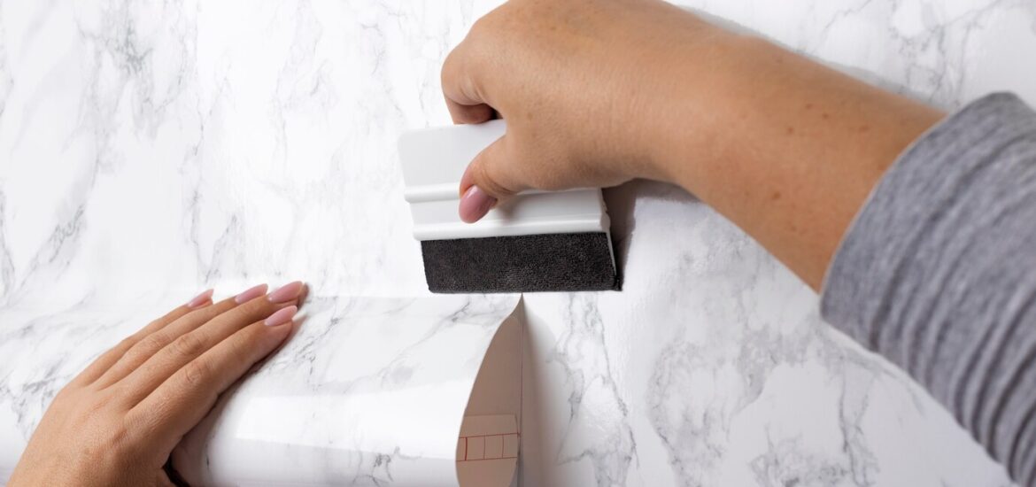 Comment poser du papier peint étape par étape ?