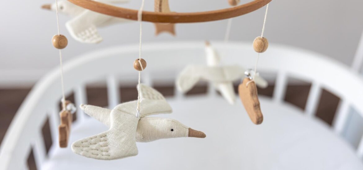 Quel mobile musical choisir pour décorer la chambre bébé?