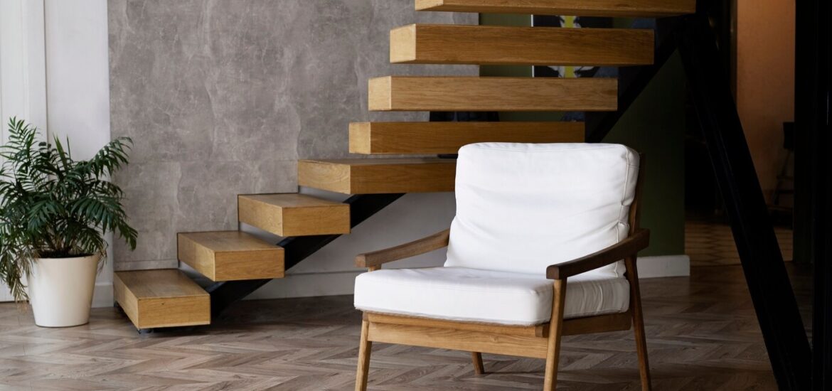 Les étapes pour poncer et vernir un escalier en bois