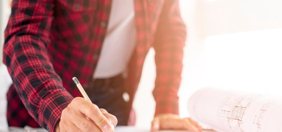 Les points clés à vérifier avant de signer le contrat avec l’entreprise de construction