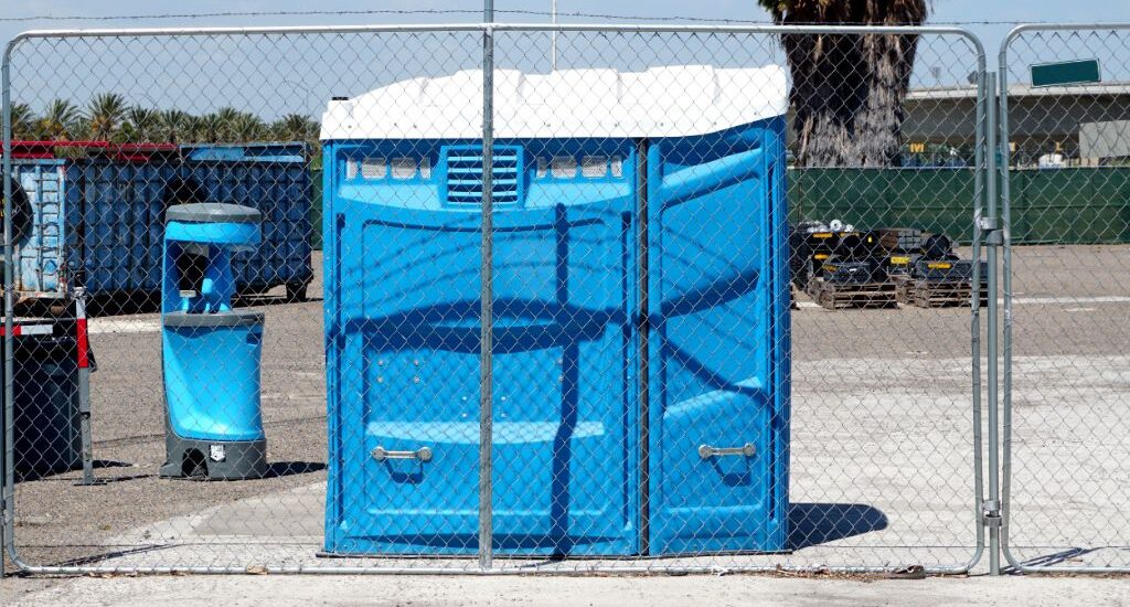 Événements en plein air : pourquoi la location de toilettes autonomes est essentielle